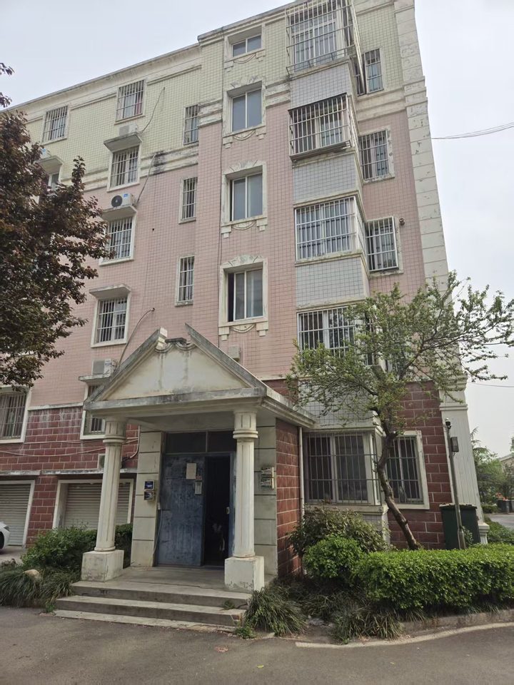 何文庆、段元珍名下位于莱芜高新区汶河大道118号上海明珠花园50幢东5单元301、302