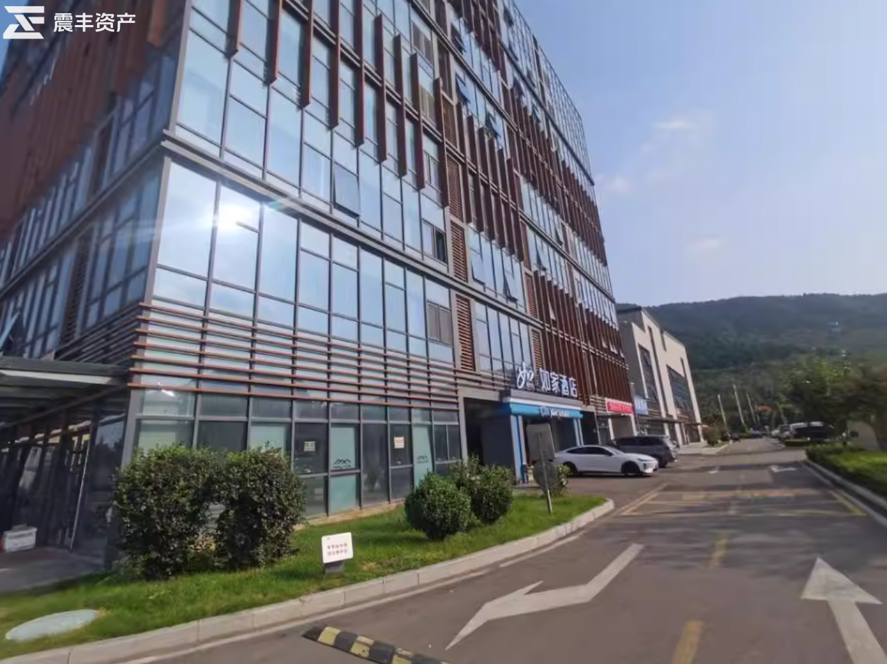 济南市长清区芙蓉路4567号九方商业广场1号楼137室商办